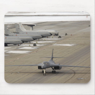 Tapis De Souris Un B-1B Lancer arrive à la base aérienne d'Eiels
