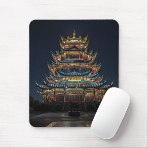 Tapis De Souris Un bâtiment japonais traditionnel s'illumine dans 