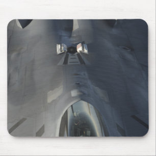 Tapis De Souris Un F-22 Raptor prend position pour recevoir f