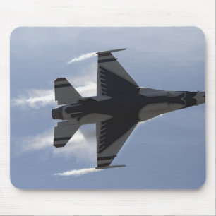 Tapis De Souris Un faucon F-16 de combat tire des g élevés