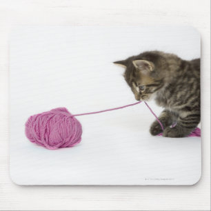 Tapis De Souris Un jeune chaton tigré jouant avec une boule de
