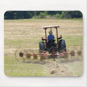 Tapis De Souris Un jeune garçon conduisant un tracteur récoltant