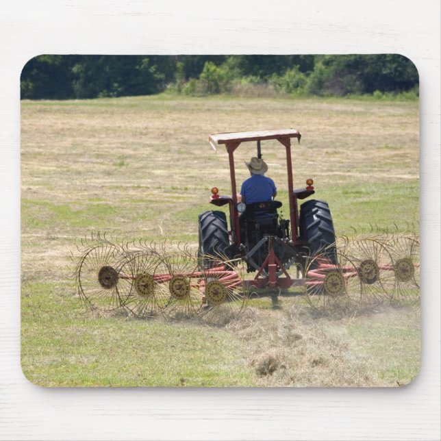 Tapis De Souris Un jeune garçon conduisant un tracteur récoltant (Devant)