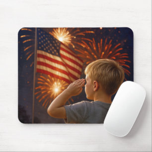 Tapis De Souris Un jeune garçon saluant le drapeau américain