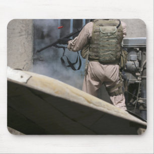 Tapis De Souris Un policier militaire emploie une violation en