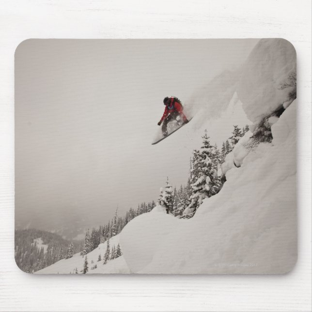 Tapis De Souris Un snowboardeur saute d'une falaise en poudre dans (Devant)