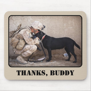 Tapis De Souris Un soldat à Fatigues avec son chien militaire