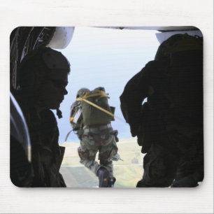 Tapis De Souris Un soldat exécute un saut de statique-line