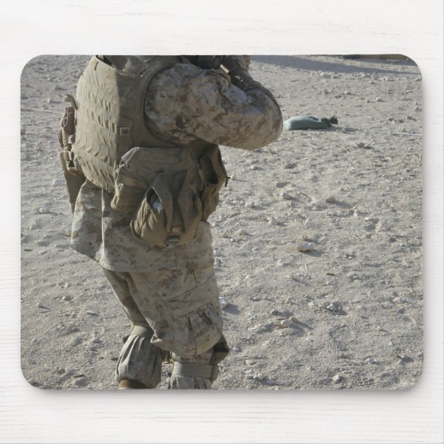Tapis De Souris Un soldat lance sa cible sur un coup de feu (Devant)
