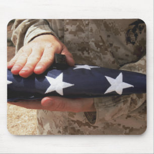 Tapis De Souris Un soldat tient le drapeau des Etats-Unis