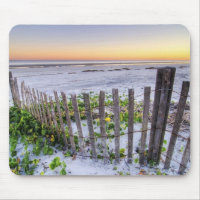 Une barrière de plage au coucher du soleil