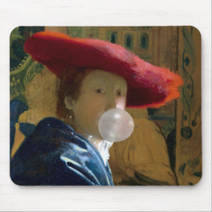 Tapis De Souris Une femme portant un casquette rouge soufflant une
