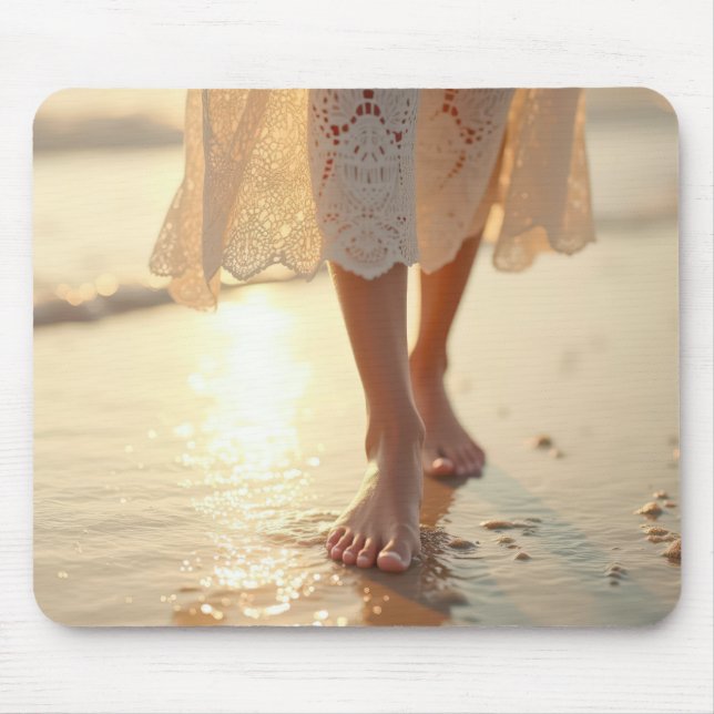 Tapis De Souris Une femme qui marche sur la plage (Devant)