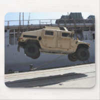 Une grue monte un M998 Humvee