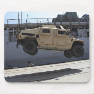 Tapis De Souris Une grue soulève un M998 Humvee