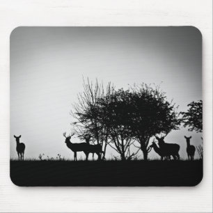 Tapis De Souris Une image de quelques cerfs communs dans la brume