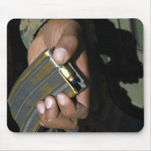 Tapis De Souris Une marine charge les ronds vides de munitions