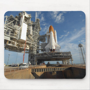 Tapis De Souris Une vue Space Shuttle Atlantis sur Launch Pad 39A