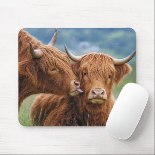 Tapis De Souris Vache des Highlands embrassant une vache