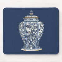 Vase en porcelaine bleue et blanche de Vision Stud