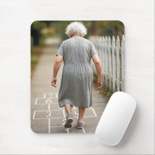 Tapis De Souris Vielle Dame Jouant À Hopscotch