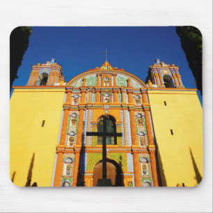 Tapis De Souris Vue d'angle faible d'église fleurie jaune