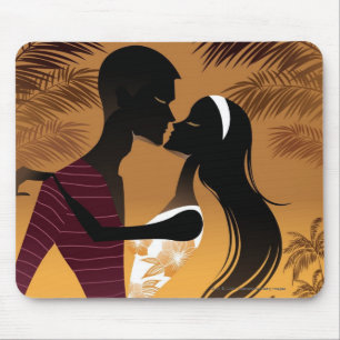 Tapis De Souris Vue de côté de jeunes couples se tenant en plage