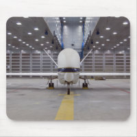 Vue de face d'un avion sans pilote Global Hawk