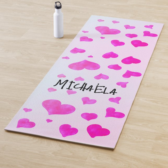 Tapis De Yoga Aquarelle magenta rose coeurs motif Votre nom (En situation)