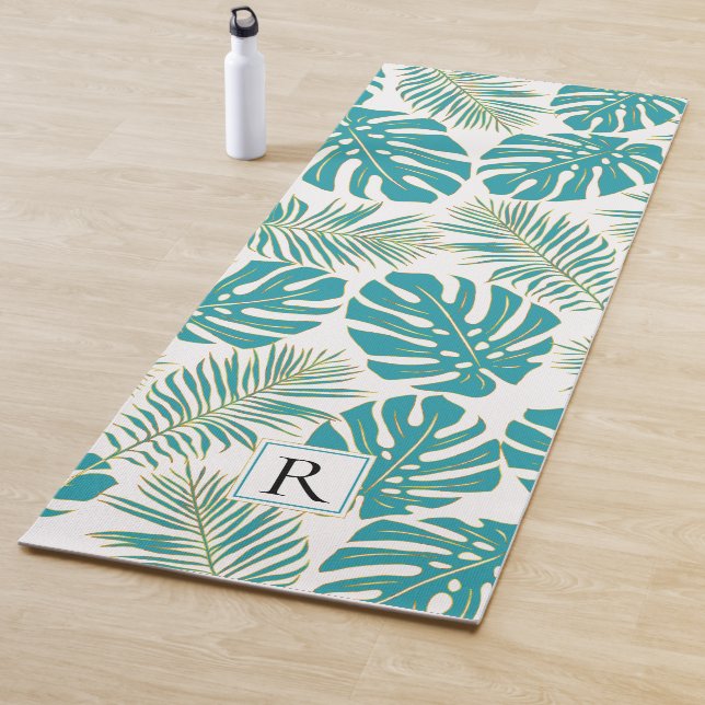 Tapis De Yoga Bleu tropical, feuilles or et monogramme (En situation)