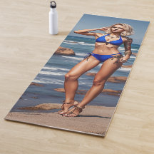 Blonde fitness bikini fille posant Yoga Mat