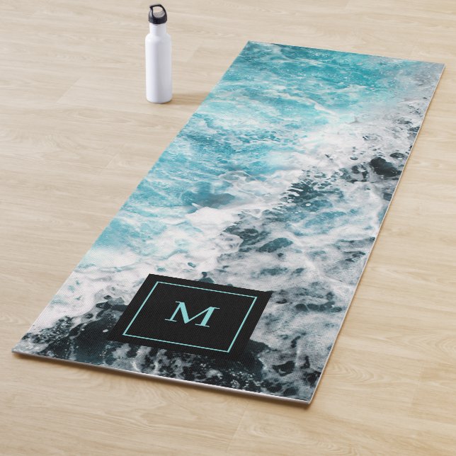 Tapis De Yoga Blue Black Ocean Waves Hawaii Monogramme (En situation)