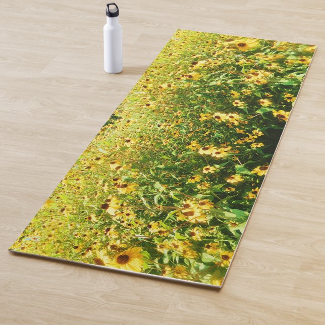 TAPIS DE YOGA CHAMP DE FLEURS SUSAN À OEIL NOIR (En situation)