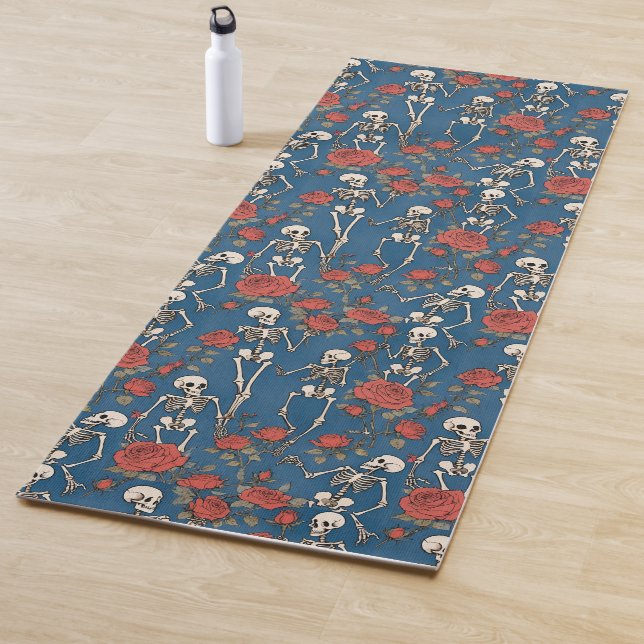 Tapis De Yoga Cheerful Skeletons And Red Roses Denim Blue (En situation)