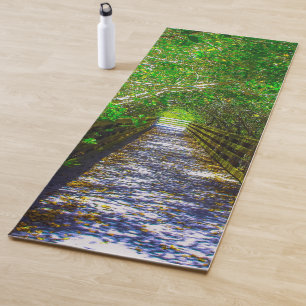 Tapis De Yoga Chemin sous la canopée des arbres