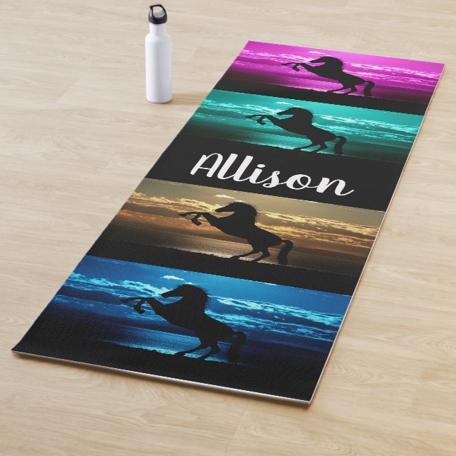 Tapis De Yoga Cheval noir violet, Bleu, Turquoise, Ciel doré & E (En situation)