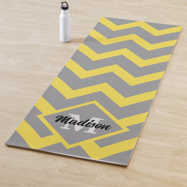 Tapis De Yoga Chevron jaune gris motif lignes rayures Monogramme (En situation)
