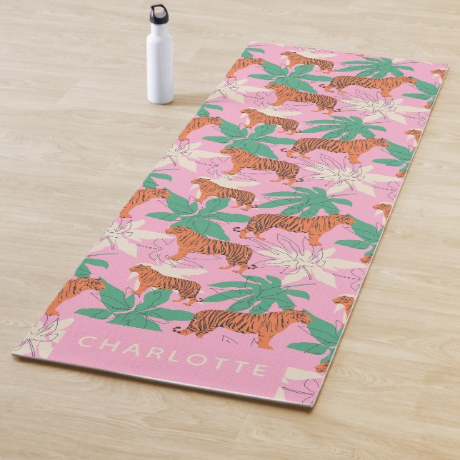 Tapis De Yoga Chic Pink Orange Tiger Jungle Personalized Name (En situation)