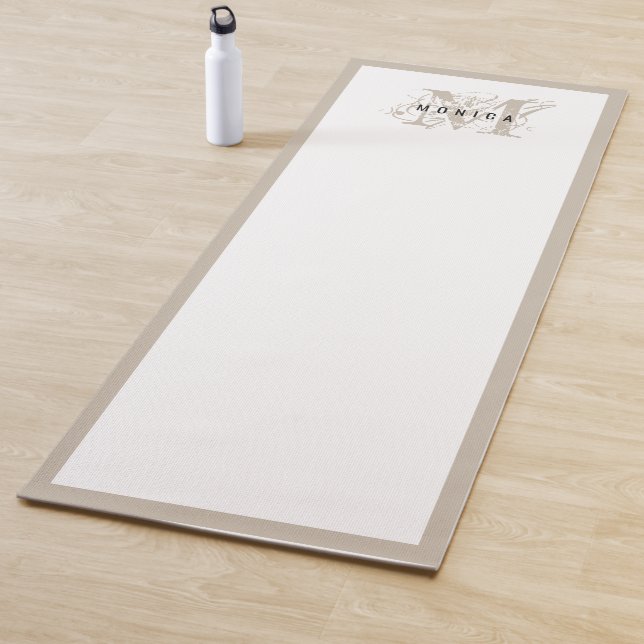 Tapis De Yoga Chic rustique moderne Monogramme beige (En situation)
