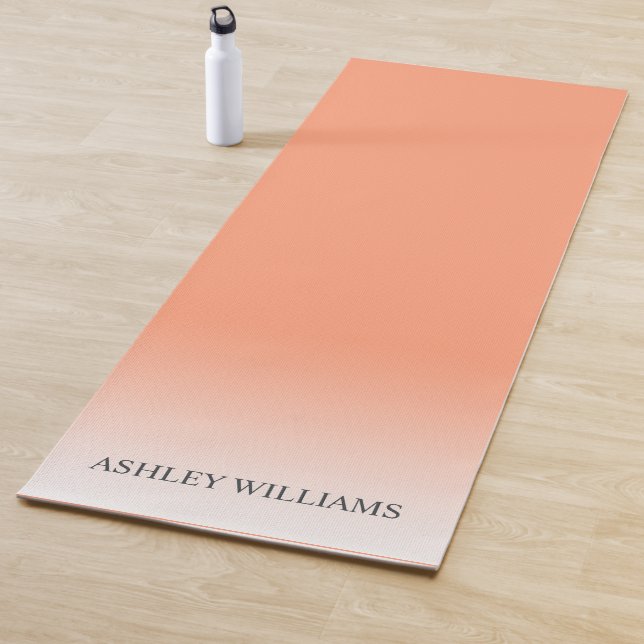 Tapis De Yoga Chic Script Monogram Cantaloupe Orange Ombre (En situation)