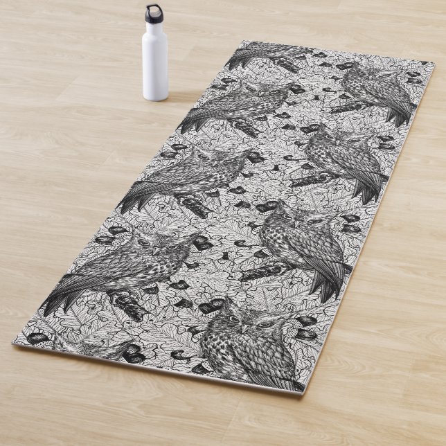 Tapis De Yoga Chouettes dans le chêne, noir et blanc (En situation)