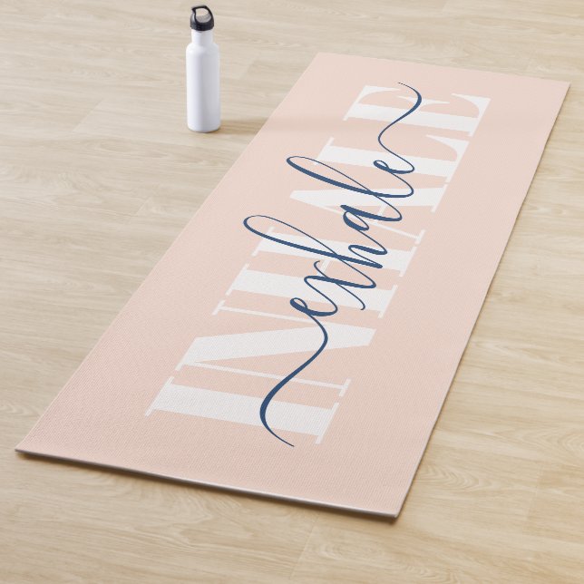 Tapis De Yoga citation rose pâle moderne inhale exhale (En situation)