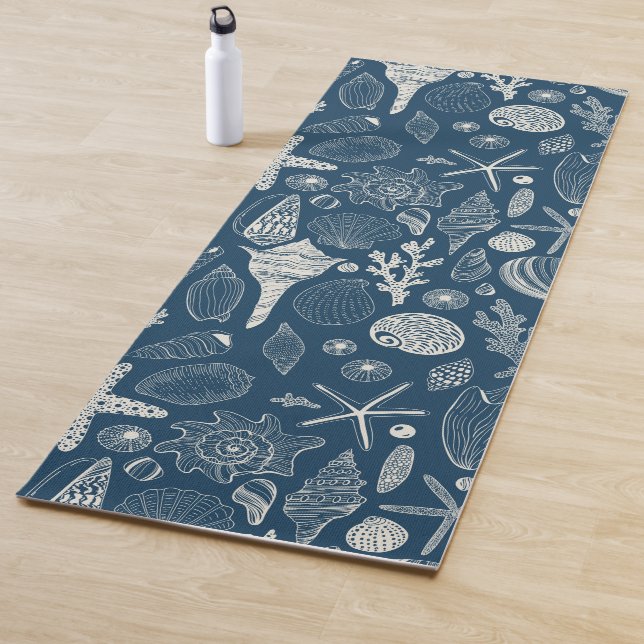 Tapis De Yoga Coques de mer sur bleu foncé (En situation)