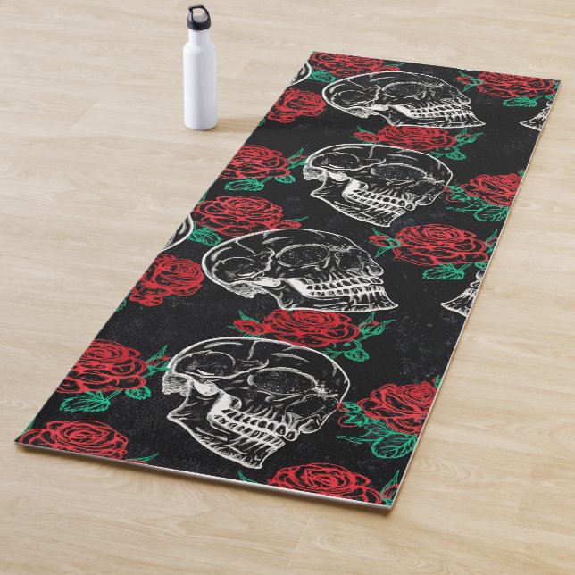 Tapis De Yoga Crânes et roses rouges | Grunge gothique moderne (En situation)
