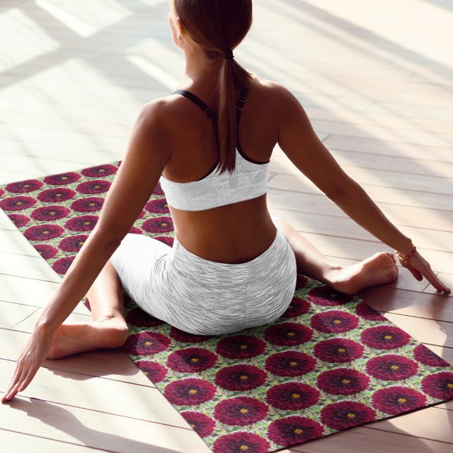 Tapis De Yoga Dahlia rouge profond motif floral (In Situ (Person on Mat))
