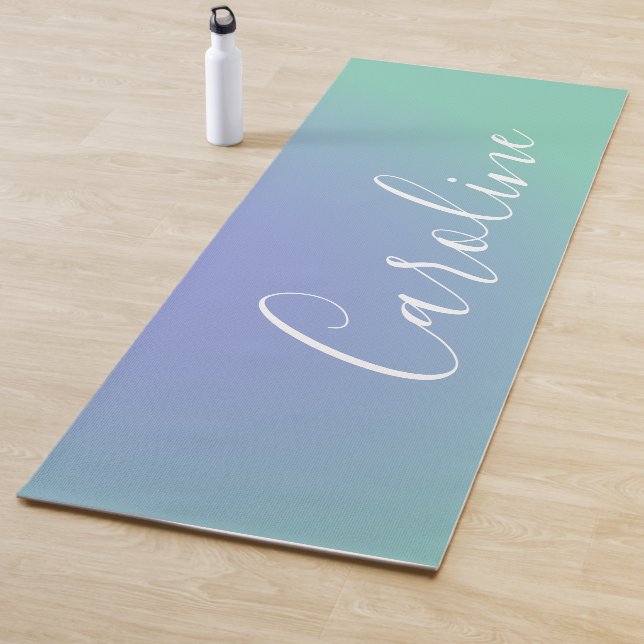 Tapis De Yoga Dégradé vert rétro | Nom de script personnalisé  (En situation)