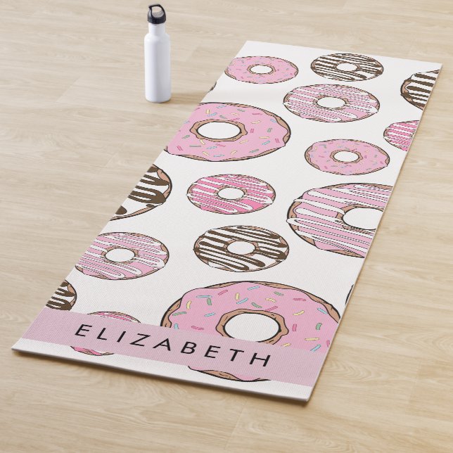 Tapis De Yoga Donuts Roses, Donuts Blancs, Sprinkings, Votre Nom (En situation)