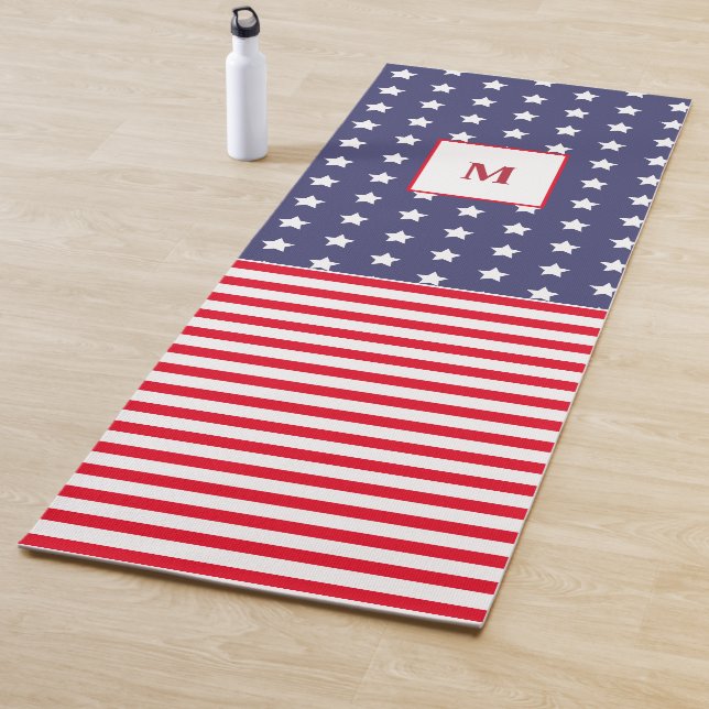 Tapis De Yoga Drapeau rouge blanc et bleu américain monogramme (En situation)