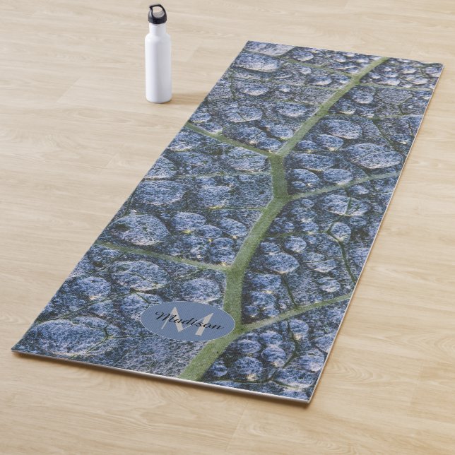 Tapis De Yoga Eau cool goutte feuille de texture rosée Monogramm (En situation)