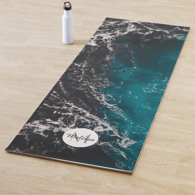 Tapis De Yoga Eau sombre noir bleu mousse ondulée Monogramme (En situation)